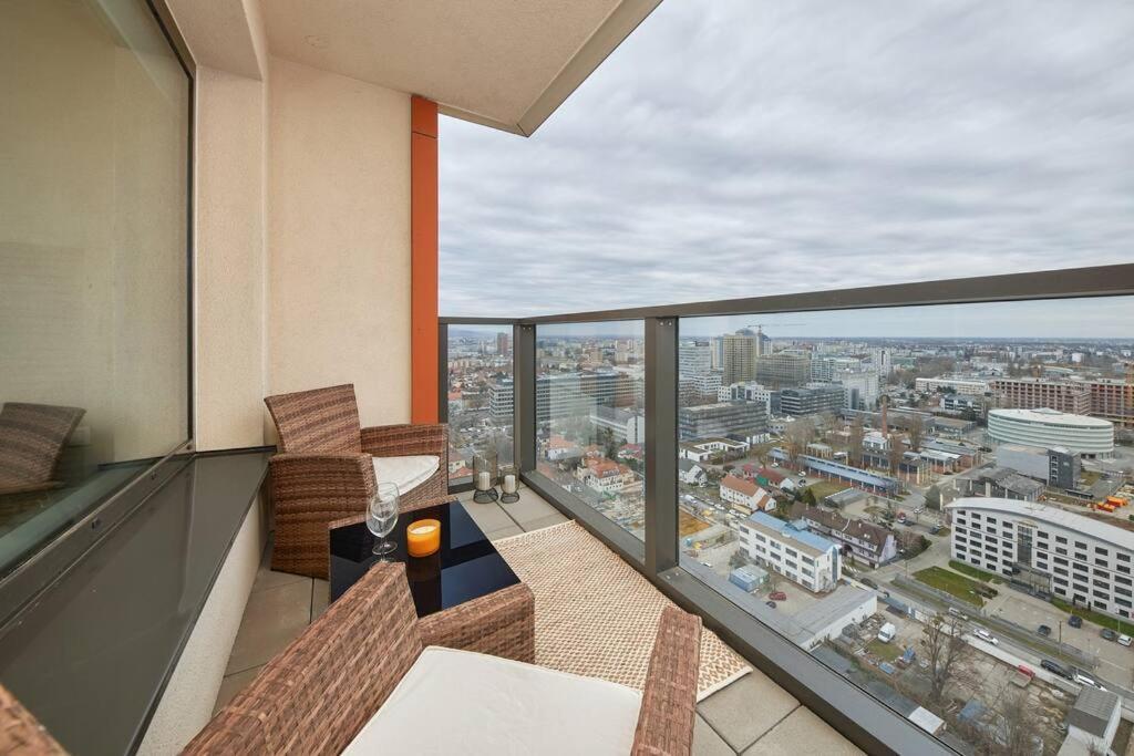5Min2Centre, View & Free Parking Apartment Bratislava Luaran gambar