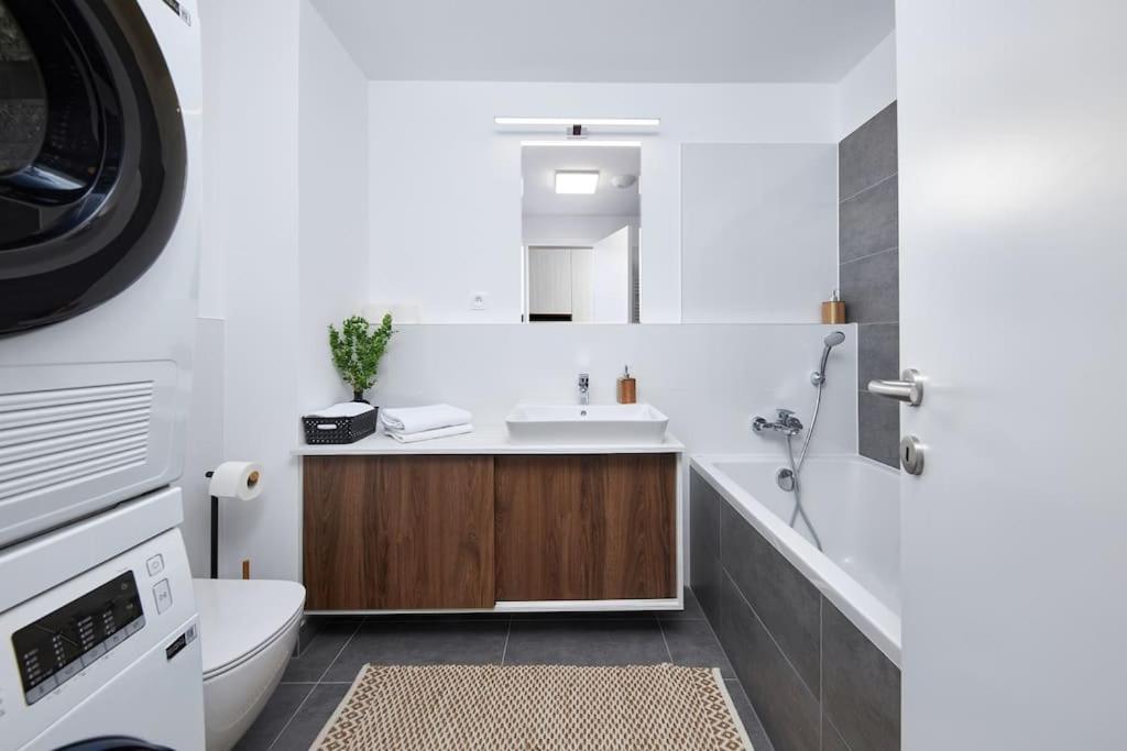 5Min2Centre, View & Free Parking Apartment Bratislava Luaran gambar